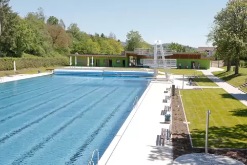 Das frisch umgebaute Freibad Winnweiler kurz vor dem Start im Juni. 