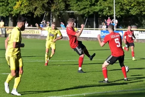 Schon ein paar Tage her: Paul Stock (Mitte in Gelb, heute Regionalligist Steinbach) trifft für Dudenhofen gegen Völklingen.