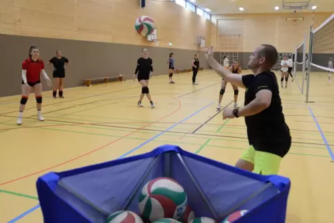 Trainer Andreas Rühl (rechts) spielt seiner Mannschaft den Ball zu. Die Volleyballerinnen dürfen auch jetzt in den Herbstferien 