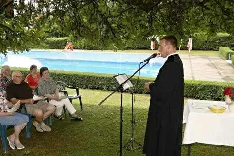 Pfarrer Norman Roth bei einem Gottesdienst im Bosenbacher Freibad im Jahr 2018. 