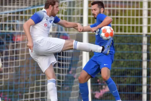 Urwucht, gepaart mit Ballgefühl: Luca Künstler (links, hier mit SVN-Abwehrchef Niklas Wenz) hat in Bedesbach eingeschlagen. 