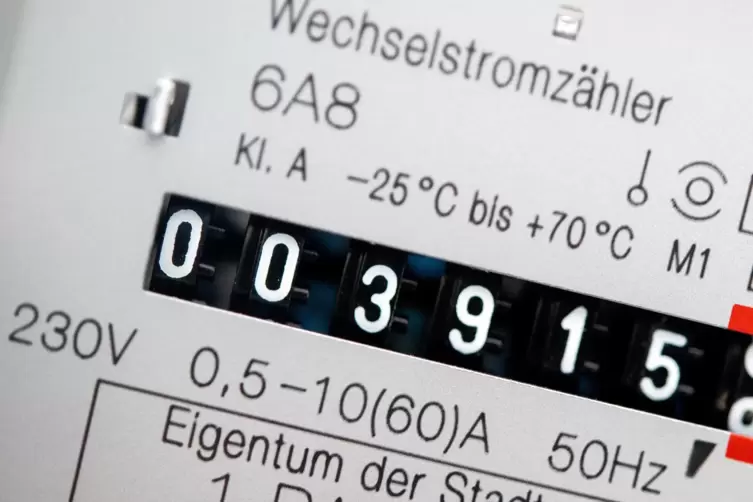 Wegen gestiegener Strompreise führt die niedrigere EEG-Umlage nicht zu einer längerfristigen Entlastung der Stromkunden. 