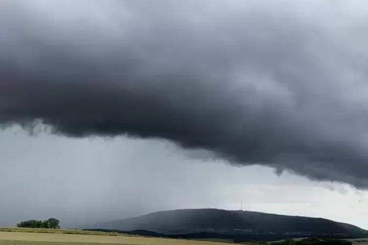 Wolkig und trüb: Dieses Bild wird die kommenden Tage prägen. Im Hintergrund der Donnersberg. 