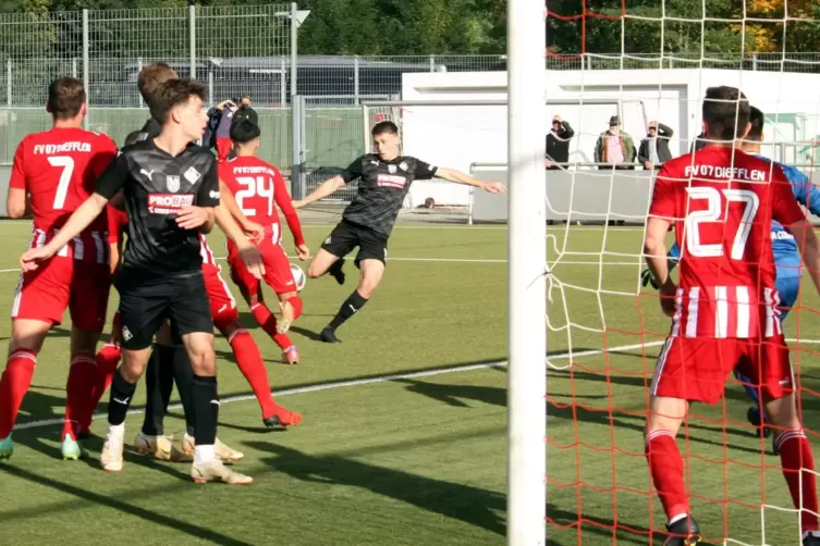 Lennart Thum zieht ab. Der Stürmer traf zweimal für Arminia Ludwigshafen in Diefflen. 