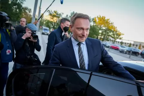 Als letzte der drei Parteien eines möglichen Ampel-Bündnisses will die FDP über die Aufnahme von Koalitionsgesprächen entscheide