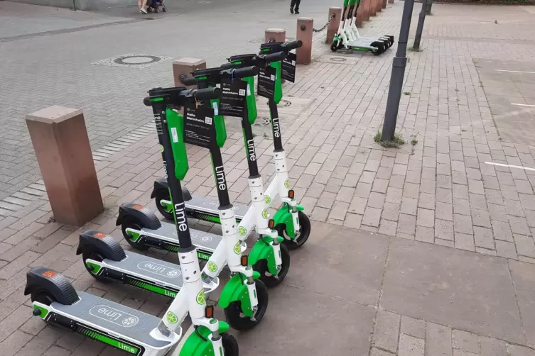 Nicht immer werden die E-Scooter so ordentlich abgestellt.