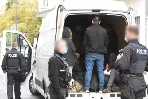 Schleuserkriminalität nimmt zu. Unser Foto zeigt Bundepolizisten. die Mitte Oktober in Görlitz illegal eingereiste Flüchtlinge a