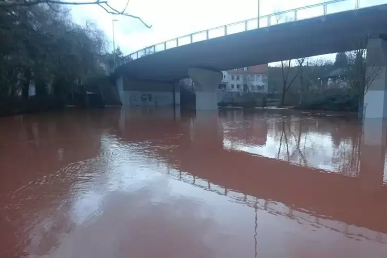 Hochwasser ist in Winnweiler schon lange Thema: Dieses Bild aus dem Jahr 2020 zeigt den Parkplatz am Bahnhof. 