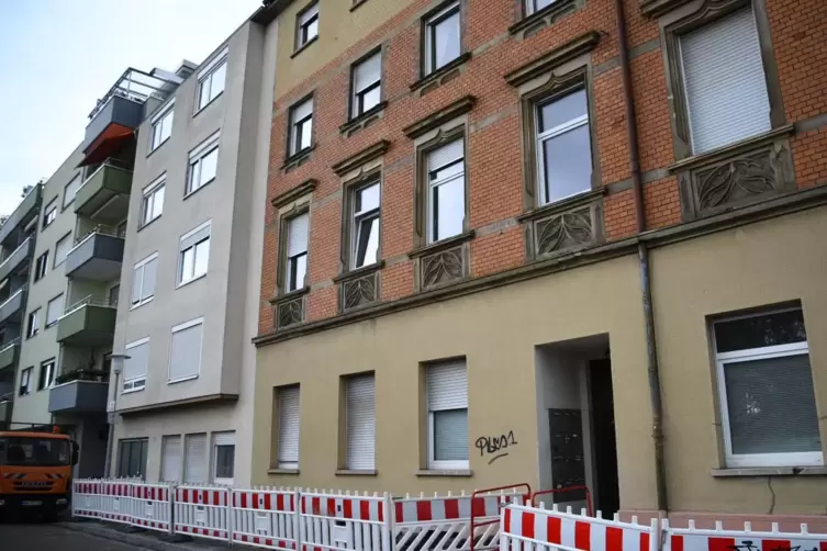 Die Frau wurde in einem Mehrfamilienhaus in der Schwetzingerstadt gefunden. 