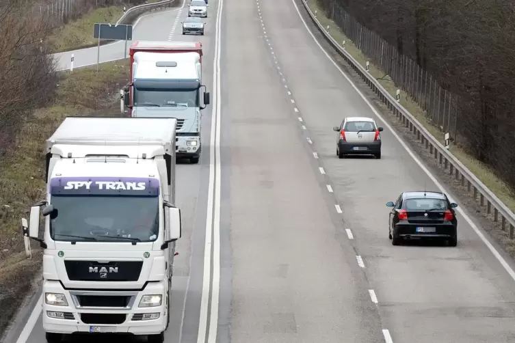 Die B10, hier von der Hauensteiner Brücke in Richtung Wilgartswiesen fotografiert, soll bis Landau vierspurig ausgebaut werden. 