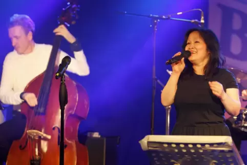 „Wenn nur die Liebe bleibt“: Chansonsängerin Mông Trang im Kammgarn-Club; links Kontrabassist Wolfgang Janischowski.