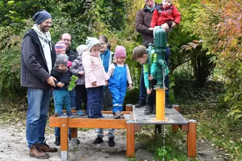 „Wasser marsch!“, heißt es an der eigens reparierten Pumpe. 