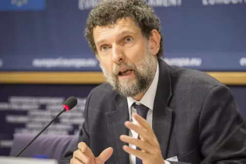 Sitzt seit vier Jahren in der Türkei im Gefängnis: Osman Kavala (hier bei einer Rede in Brüssel 2014). 