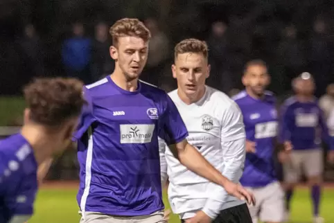  Der Kandeler Julian Herrmann bedrängt Rülzheims Jannik Langer (am Ball). 