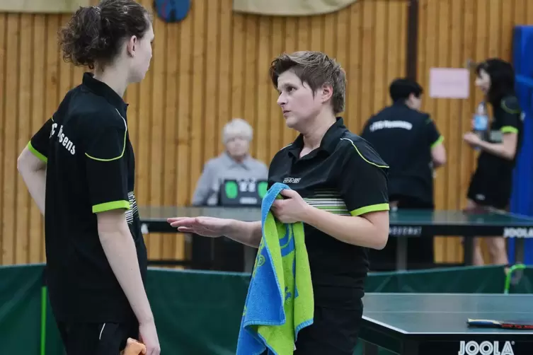 Gewannen ihre Partien im vorderen Paarkreuz: Monika Kiefer (rechts) und Anika Links.