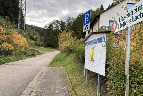 Gleich links hinter der Zufahrt zur Hettersbach liegen die Grundstücke für einen Waldkindergarten. 