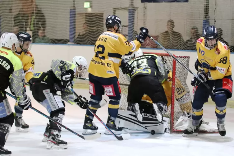 Ob da noch der Puck reinpasst? Moritz Linnebacher (Zweiter von rechts) hat in dieser Szene Stuttgarts Torwart Colin Lausch umger