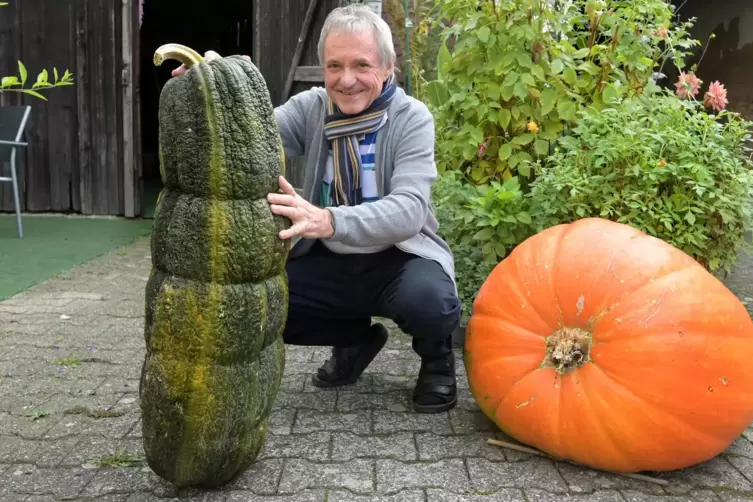 Routinier bei der Gartenolympiade: Günter Reiland aus Otterstadt mit seiner 30-Kilo-Zucchini und seinem 105-Kilo-schweren Kürbis