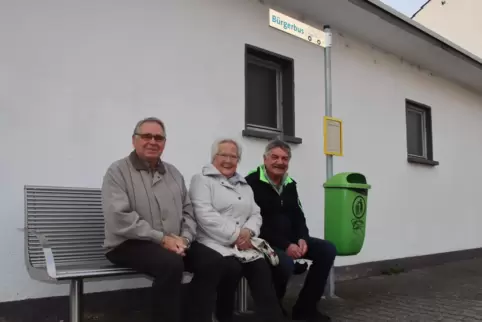  An der Bürgerbus-Haltestelle sitzen links und rechts die Fahrer Wolfram Hoppe und Jürgen Kleinhans, in ihrer Mitte haben sie Ma