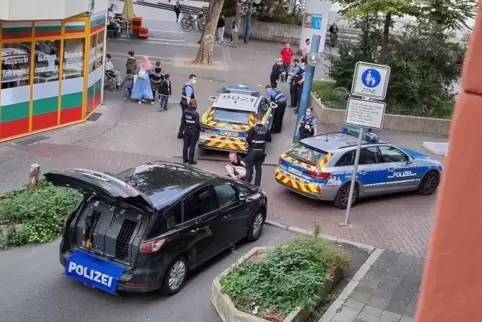 Festnahme durch die Polizei am 2. Oktober am Carl-Wurster-Platz. Der 28-jährige Täter (Mitte) hatte einen Passanten mit einem Me