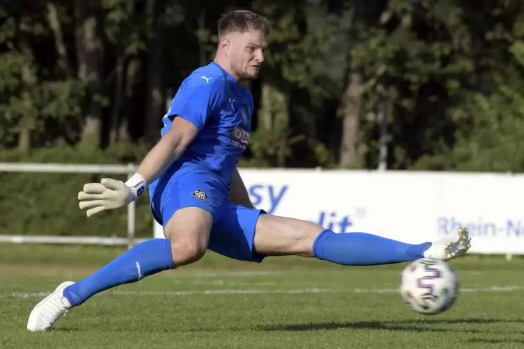 Beim Saisonstart gegen den FV Diefflen verhindert Arminia-Torhüter Kevin Urban mit dieser spektakulären Aktion einen Gegentreffe