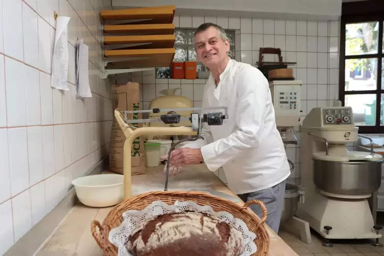 Bertram Pfaffmann mit dem letzten Roggenmischbrot nach einem Familienrezept von Opa Hermann.