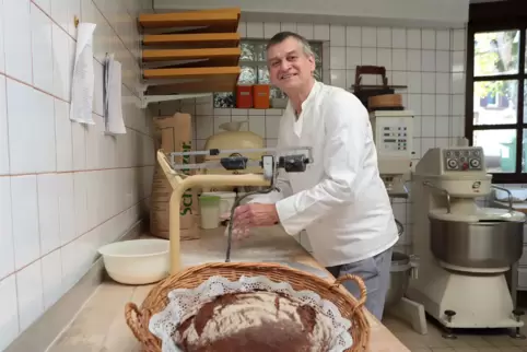 Bertram Pfaffmann mit dem letzten Roggenmischbrot nach einem Familienrezept von Opa Hermann.