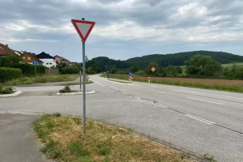 An der Einmündung zum Katzweilerer Neubaugebiet „Mehlbacher Weg“ (links) gilt Tempo 70. Gerade Motorradfahrer seien dort erhebli