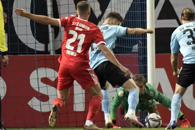 Der Moment der Führung: Alexander Rossipal trifft zum 1:0 für den SV Waldhof. 