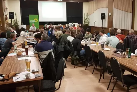 46 von insgesamt 132 Mitgliedern des Kreisverbands waren zur Versammlung ins Lokal „Zur Alten Turnhalle“ in Oggersheim gekommen.