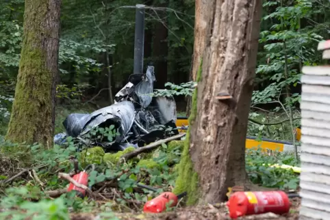 Bei einem Hubschrauberabsturz im Norden Baden-Württembergs sind drei Menschen ums Leben gekommen.