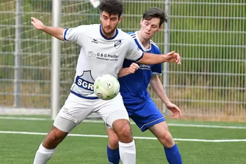 SGR-Spieler Lukas Bißbort (in Weiß, hier gegen FKP II-Spieler Noah Buchmann) fühlt sich im Rieschweiler Mittelfeld pudelwohl.