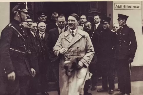 Die Ansichtskarte zeigt Adolf Hitler in Frankenthal. Doch nicht alles darauf ist historisch korrekt. 