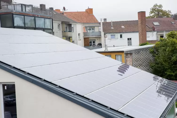 Eine große Dachfläche in der Oselbachstraße ist mit PV-Modulen bestückt. 