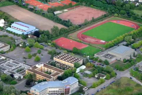 Die Sportstätten in Schifferstadt werden vom Schulzentrum (unten) und den Vereinen intensiv genutzt: das Stadion mit Hartplatz, 