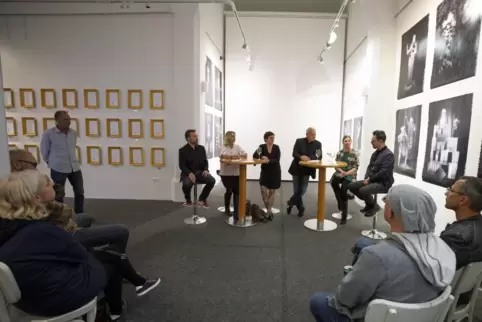 Die Talkrunde: Martin Memmel, Karen Joisten, Svenja Kriebel, Fabian Lovisa, Stefanie Grimm, Roderick Haas (an den Tischen, von l