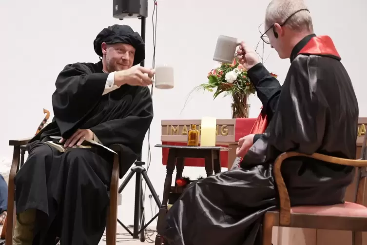  Reformationsgottesdienst in der Lutherkirche: hier ein Zwiegespräch zwischen Luther alias Marcus Apreck und „Mephisto“ Patrick 