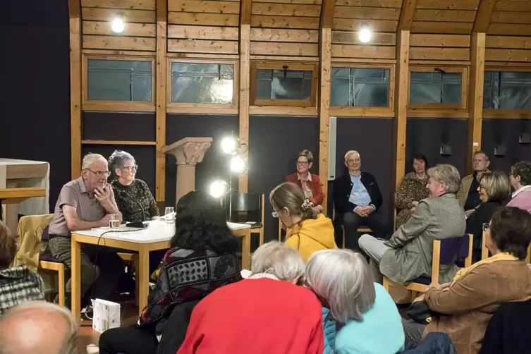 Edgar Steiger und Bärbel Philippi (am Tisch links) bei der Buchvorstellung am Freitag in der Himmelsberg- Kapelle.