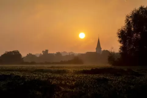 Idyllisch: der Sonnenaufgang über Hanhofen. Die Lebensqualität ist hoch, allerdings gab es in der Vergangenheit immer wieder Kla