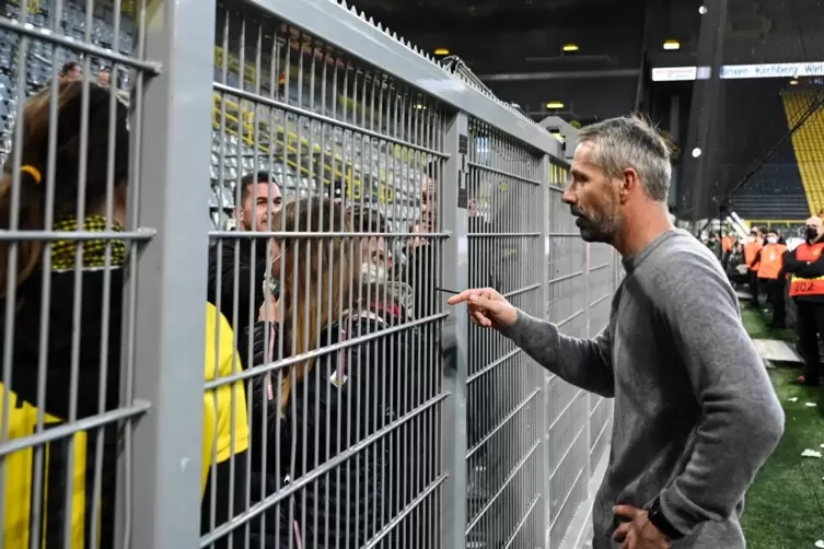 Marco Rose im Gespräch mit Fans der Dortmunder Borussia.