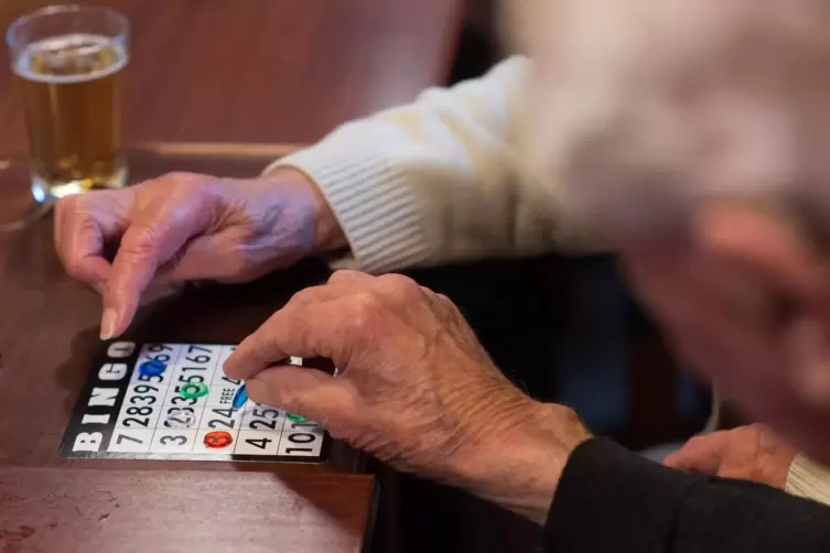 Bei der Tagespflege kann auch einmal eine Runde Bingo gespielt werden. 