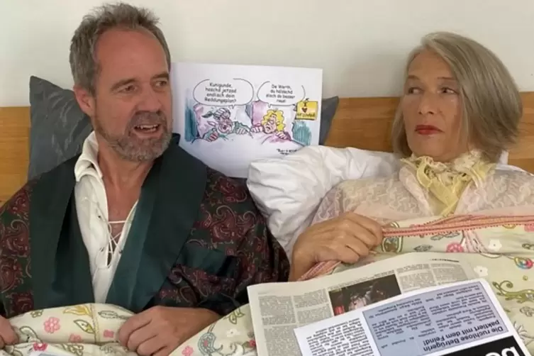 Sabine Sommer und Karl Heinz Nied spielen in einem der Zimmer im Panorama-Hotel das in die Jahre gekommene Neustadter Stadtrette