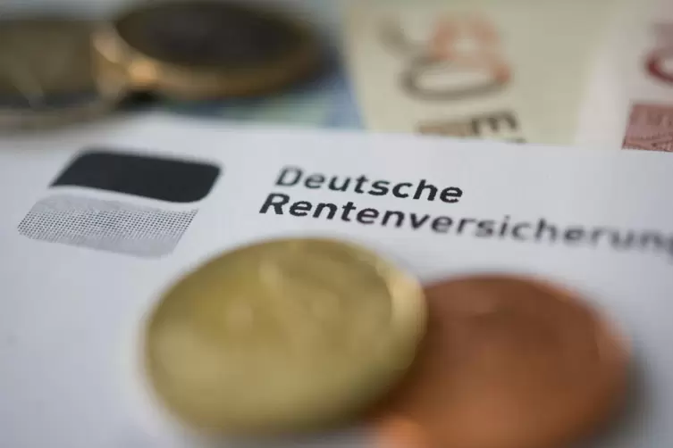 Auf eine Erhöhung ihrer Bezüge von mehr als fünf Prozent im kommenden Jahr können sich Rentnerinnen und Rentner freuen. 