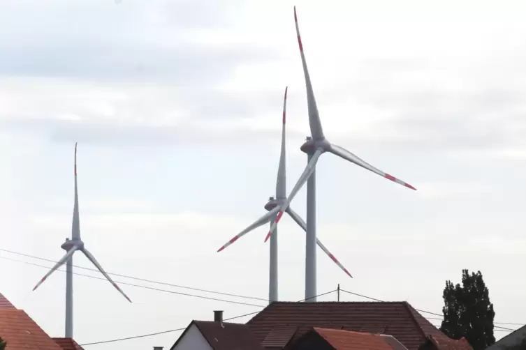 Windräder bei Hatzenbühl: Die Betreiber des dortigen Windparks wollen auch in Römerberg aktiv werden.