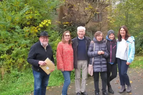 Treffen der Generationen vor dem Hauptgebäude des Einöderwiesenhofes (von links): Fritz Hämmerle, Barbara Bechthold, Albin und H