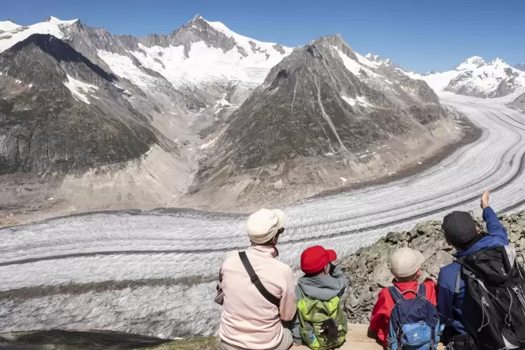 Wanderer betrachten den Aletschgletscher – zumindest, was von ihm noch übrig ist. 