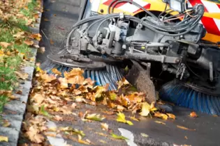 Bürger werden für viele Leistungen der Stadt künftig mehr zahlen müssen. Dazu gehört auch die Straßenreinigung.