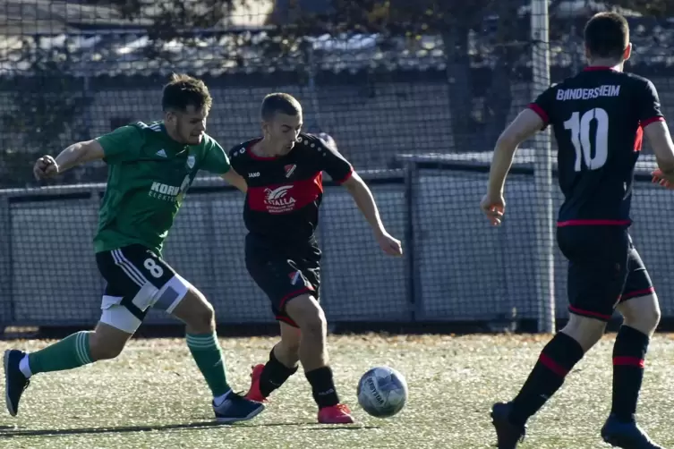 Während des Derbys MTSV Beindersheim (schwarz-rote Trikots) gegen ASV Heßheim war die Fußballwelt noch in Ordnung. Danach kam es