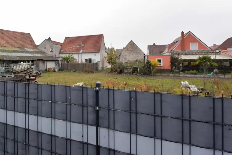 Das knapp 2400 Quadratmeter große Grundstück im rückwärtigen Bereich der Krämer-und Weisengasse (Teilansicht, Blick nach Süden).