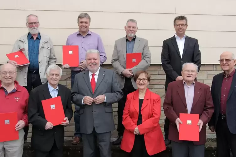 Vorne von links: Karl-Jürgen Schwaderer, Gerd Walch, Kurt Beck, Else Semmet, Ernst Eger und Friedrich Moschel. Hinten von links: